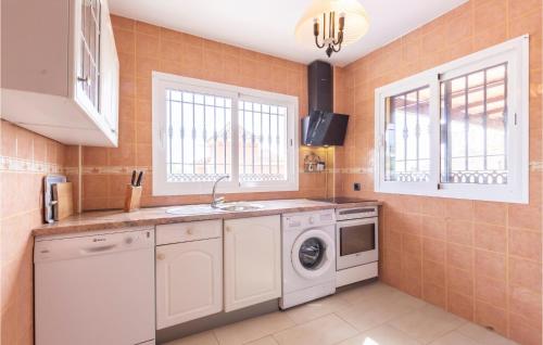 Cozy Home In Benalmádena