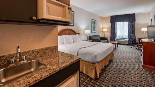 um quarto de hotel com uma cama e um lavatório em Best Western Plus Clearfield em Clearfield