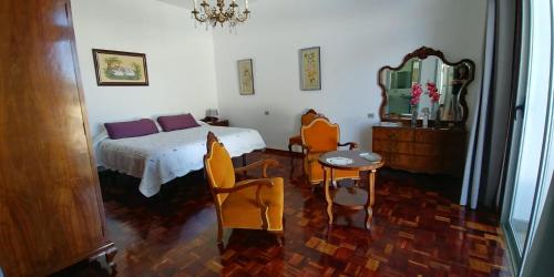 FirgasにあるCasa La Calderaのベッドルーム1室(ベッド1台、テーブル、椅子付)