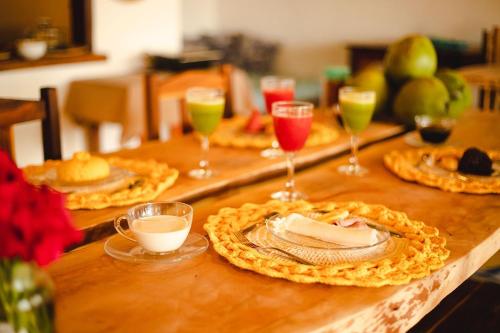 una mesa con copas de bebidas y comida en ella en Pousada Preá, en Prea
