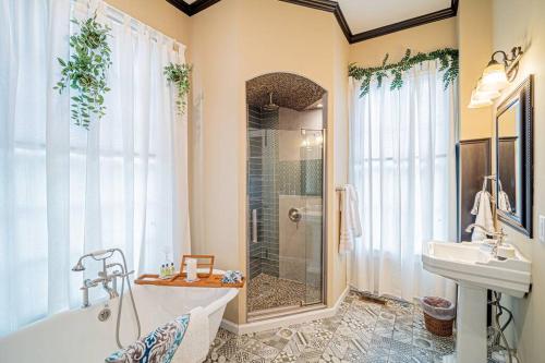y baño con bañera, lavamanos y ducha. en Historic Tate House Apartment by Marietta Square en Marietta