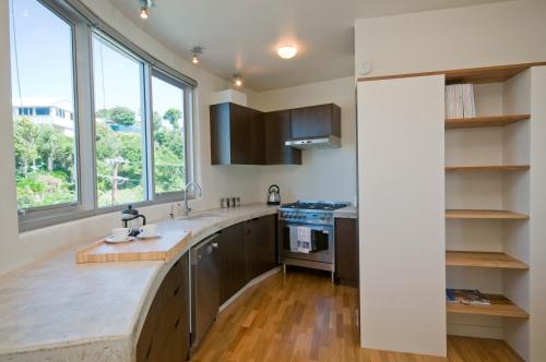 una cocina con encimeras de madera y una ventana grande en The Silos Apartments, en Raglan