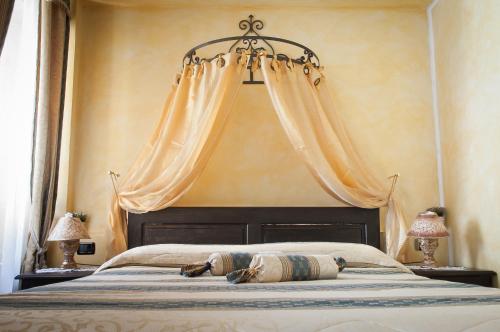 ein Schlafzimmer mit einem großen Bett mit Vorhängen darauf in der Unterkunft Locanda Dei Baroni in Vasto