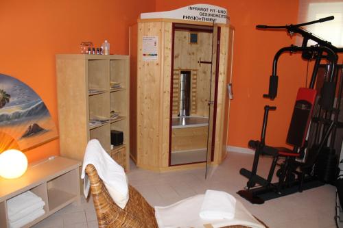 a room with a room with a hair salon at Hotel & Restaurant Zum Kap Arkona in Putgarten