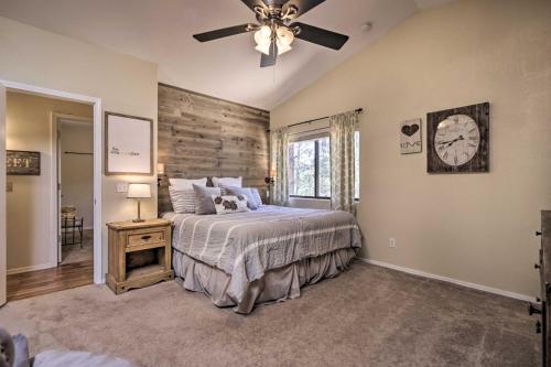 una camera da letto con un letto e un orologio a parete di Hildas Cabin Mtn-View Retreat in Pine! a Pine