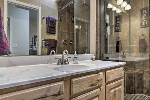 un bagno con un lavandino e un grande specchio di Hildas Cabin Mtn-View Retreat in Pine! a Pine