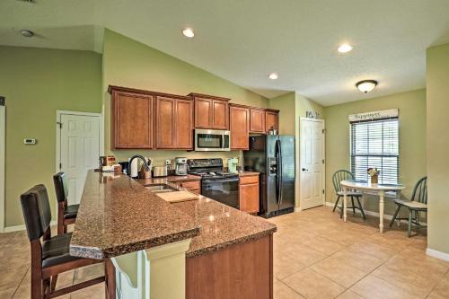 Dapur atau dapur kecil di Cozy Ranch Home with Patio on St Johns River!