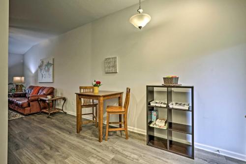 Un lugar para sentarse en Pet-Friendly Palakta Duplex with Patio and Yard!