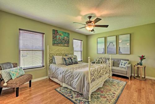 Katil atau katil-katil dalam bilik di Cozy Ranch Home with Patio on St Johns River!