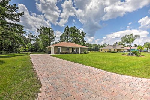 Taman di luar Cozy Ranch Home with Patio on St Johns River!