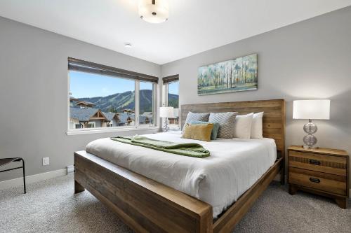 Foto de la galería de Spacious Modern Ski-in Ski-out with Hot Tub Townhouse en Sun Peaks