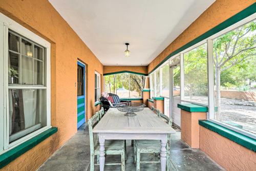 Photo de la galerie de l'établissement Eclectic Home Walk to Town and Bath District!, à Truth or Consequences