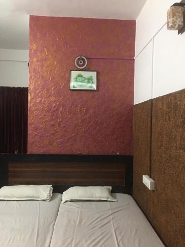 Katil atau katil-katil dalam bilik di Kvm Tourist Home
