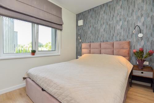 Ein Bett oder Betten in einem Zimmer der Unterkunft 2Pilkos Lankos Apartaments