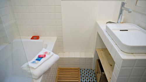 une salle de bain avec une baignoire, un lavabo et des toilettes dans l'établissement Little Suite - Marianne, à Lille