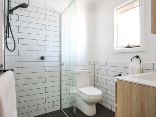Bilik mandi di Hayes Beach House I Award Winner I 4 Mins to Beach