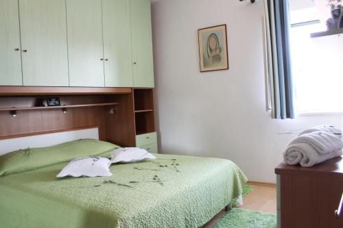 Ένα ή περισσότερα κρεβάτια σε δωμάτιο στο Apartments Ruža Vjetrova