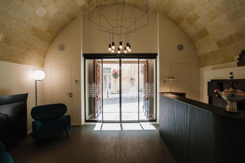 a hallway with an archway with a door to a yard at Palazzo della Fontana in Matera