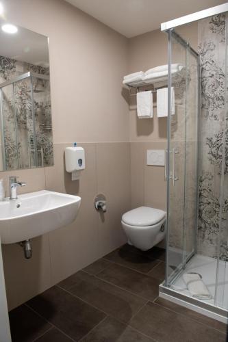 Koupelna v ubytování Hotel Della Rosa