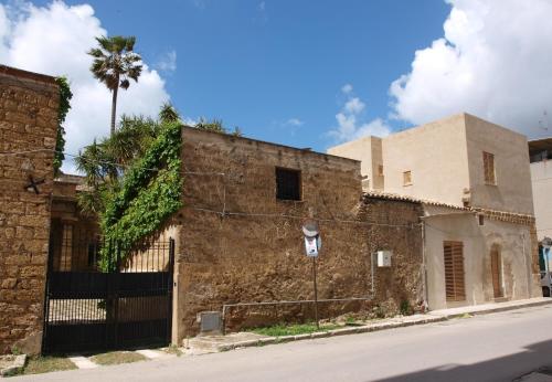 un vecchio edificio in mattoni sul lato di una strada di Casa vacanze "Officina del fabbro" - Menfi a Menfi