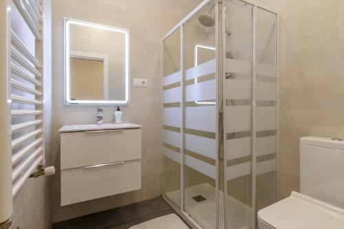 W łazience znajduje się prysznic, umywalka i toaleta. w obiekcie Estrena Glamour y Guggenheim by the urban hosts w mieście Bilbao