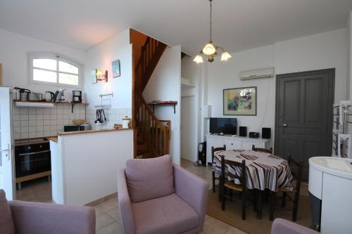 une cuisine et un salon avec une table et des chaises dans l'établissement Villa Rouvesol, à Saint-Romain-de-Lerps