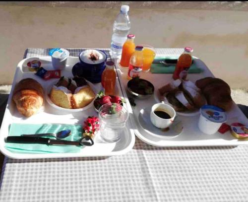 una bandeja con dos bandejas de comida en una mesa en Casa Torre, en Bomerano