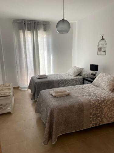 1 dormitorio con 2 camas y toallas. en Mirador Deluxe, en Segura de León
