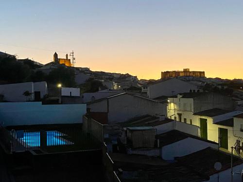 Η ανατολή ή δύση του ηλίου όπως φαίνεται από αυτό το διαμέρισμα ή από εκεί κοντά