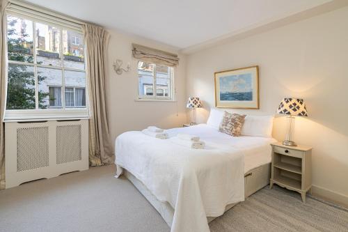 a bedroom with a bed and a window at Striking flat near Buckingham Palace in London