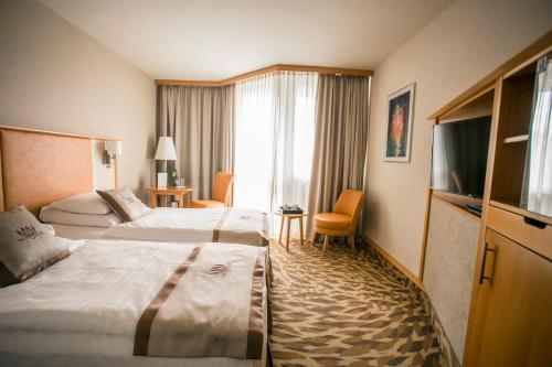 Tempat tidur dalam kamar di Lotus Therme Hotel & Spa
