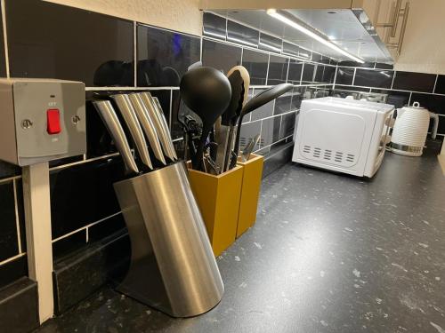 - une cuisine avec un ensemble d'ustensiles dans un conteneur dans l'établissement Balco City Living, à Nottingham