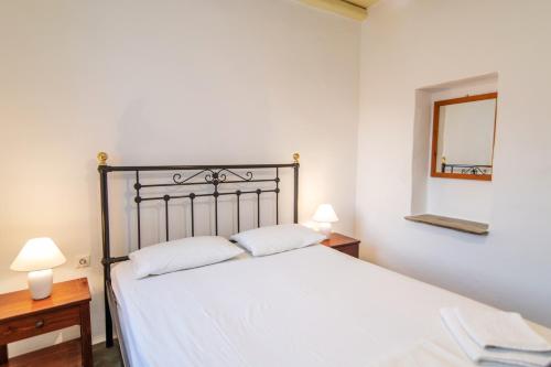 Una cama o camas en una habitación de Agrelia Seafront Residences
