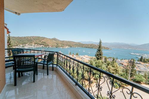 Un balcon sau o terasă la Colorful Home with Fantastic Sea View near Sea in Fethiye