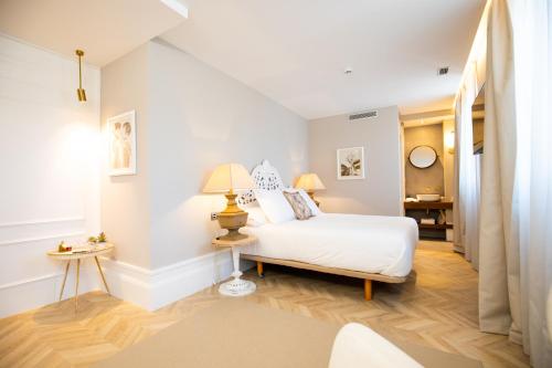 a bedroom with a bed and a table with a lamp at Casa do Estanco in Quiroga