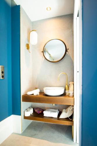 a bathroom with a sink and a mirror at Casa do Estanco in Quiroga