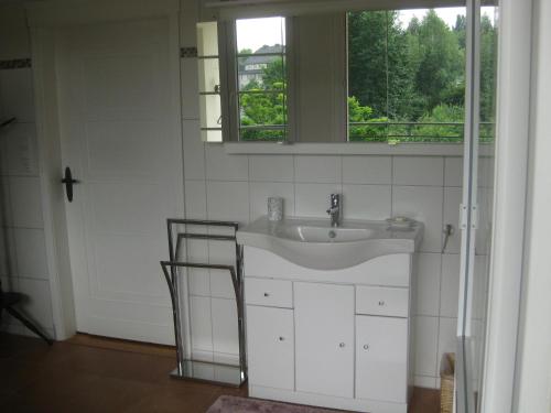 ein Bad mit einem Waschbecken und einem Fenster in der Unterkunft Haus ReWi in Bünde
