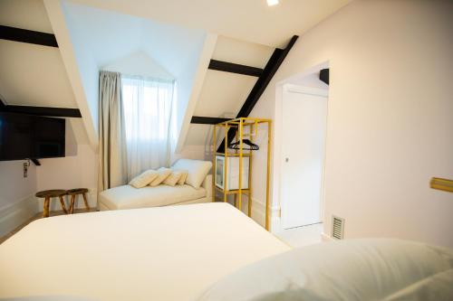 a bedroom with a white bed and a couch at Casa do Estanco in Quiroga