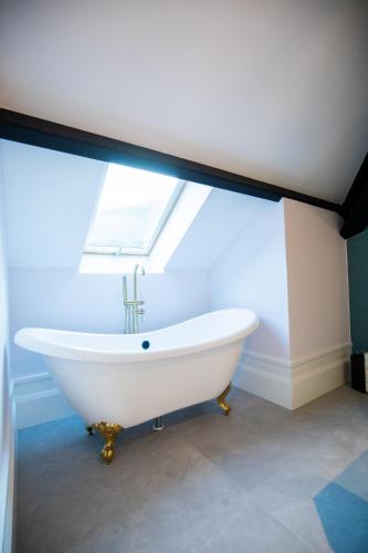a white bath tub in a bathroom with a window at Casa do Estanco in Quiroga
