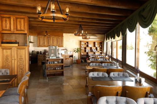 Un restaurante con mesas y sillas en una sala. en Ada Cave Suites, en Göreme