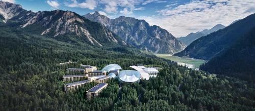 una vista aérea de un complejo en las montañas en InterContinental Resort Jiuzhai Paradise, an IHG Hotel, en Jiuzhaigou