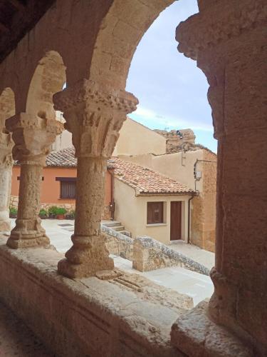 un arco en un edificio con edificios en el fondo en Casa Rural El Mirador de San Miguel, en San Esteban de Gormaz