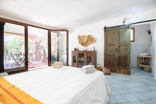 ein Schlafzimmer mit einem großen Bett mit zwei Handtüchern darauf in der Unterkunft Colori della Sardegna in Bari Sardo