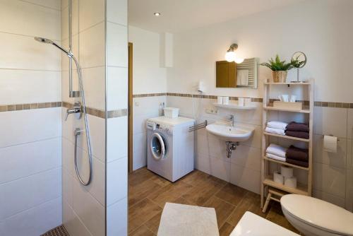 Ένα μπάνιο στο Ferienwohnung Berghoamat