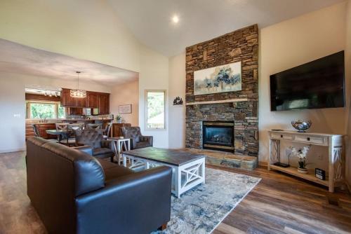 ein Wohnzimmer mit einem Sofa und einem Kamin in der Unterkunft Marys Dream with Mountain Views and Community Pool in Sevierville