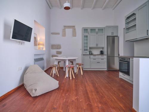 TV a/nebo společenská místnost v ubytování Retreat Paros - The Door Apartment