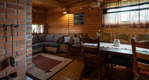 a living room with a couch and a table at Vudila saunamaja in Kaiavere