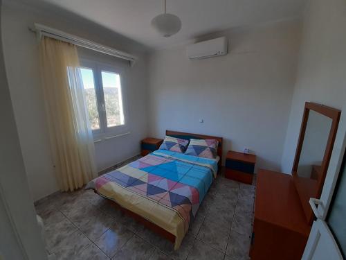 Ένα ή περισσότερα κρεβάτια σε δωμάτιο στο Elafonisos Detached House in Quiet Olive Grove, Starlink Internet & Smart Projector!