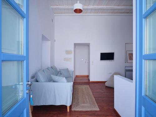 Televízia a/alebo spoločenská miestnosť v ubytovaní Retreat Paros - The Door Apartment