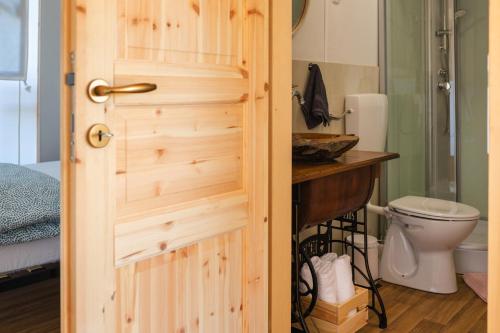 A bathroom at Glamping Kolpa Resort